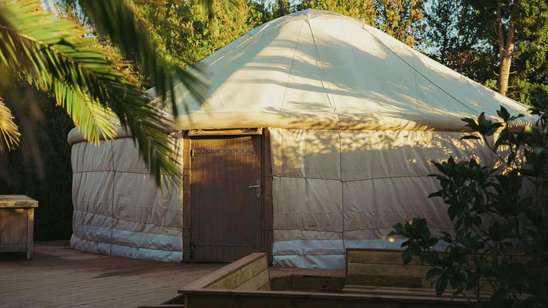 Yourte Jardin Tropicale Piscine - Quatre Murs Et Un Toit