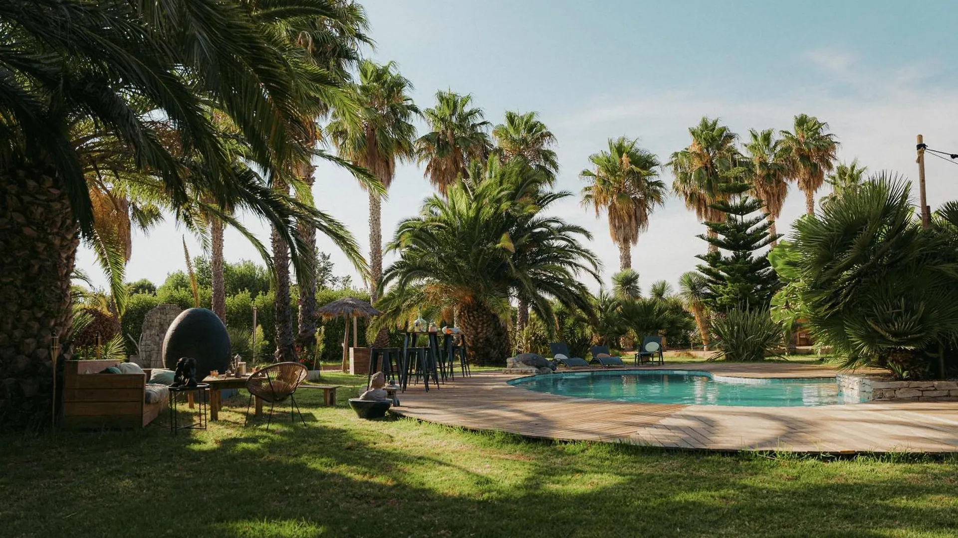 Yourte Jardin Tropicale Piscine - Quatre Murs Et Un Toit France